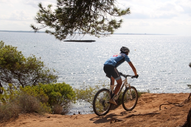 ciclista al lado del mar